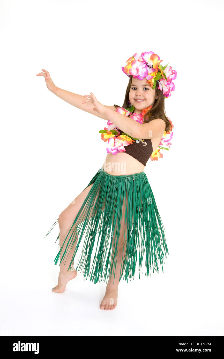 Petite fille de cinq ans vêtu d'un costume danseurs hula sur fond blanc Banque D'Images