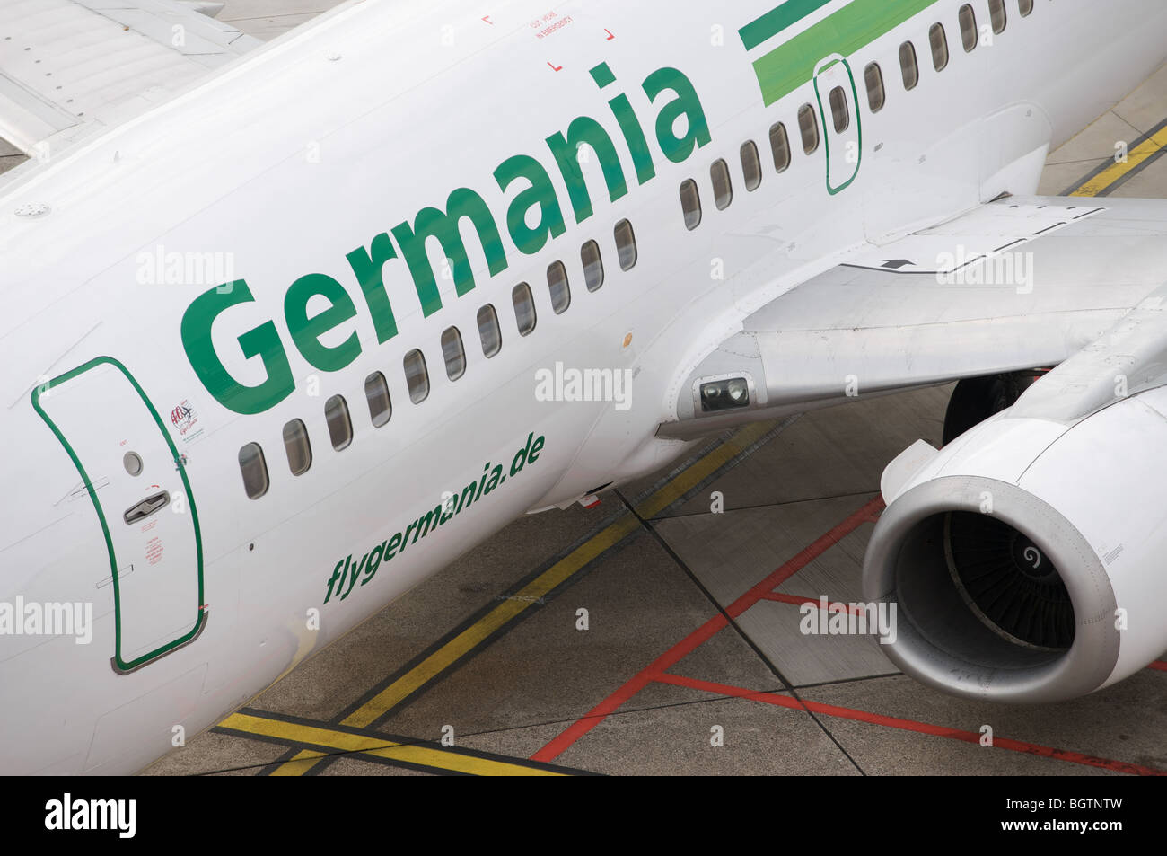 Boeing 737 avion de Germania de passagers, l'aéroport international de Düsseldorf, Allemagne. Banque D'Images