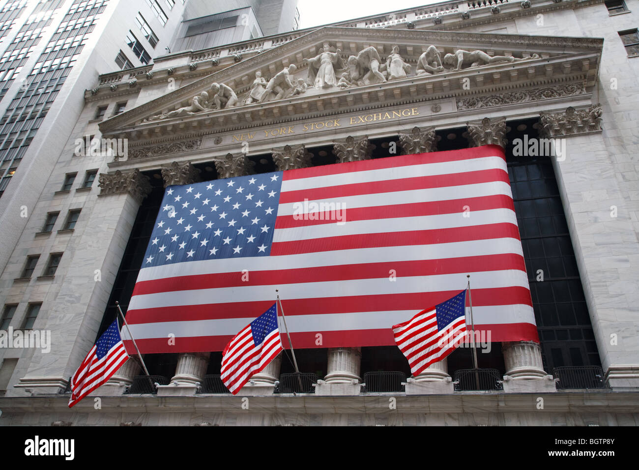 Le drapeau américain sur le côté du bâtiment change de New York à Wall Street, New York City, USA Banque D'Images