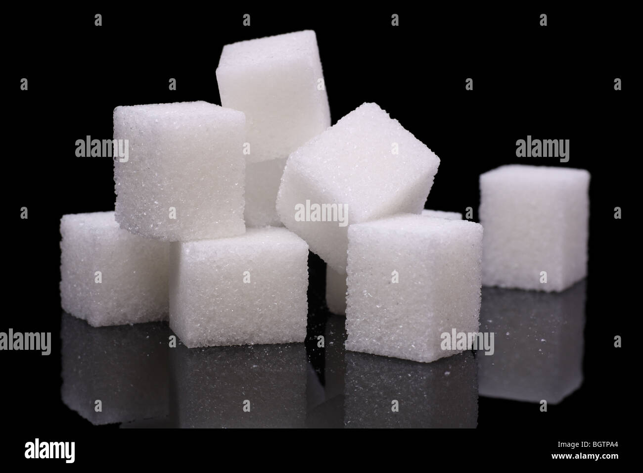Des morceaux de sucre sur une surface réfléchissante Banque D'Images