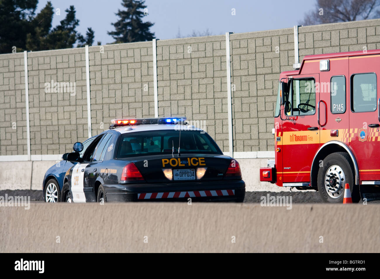 Voiture de police fire truck road Banque D'Images