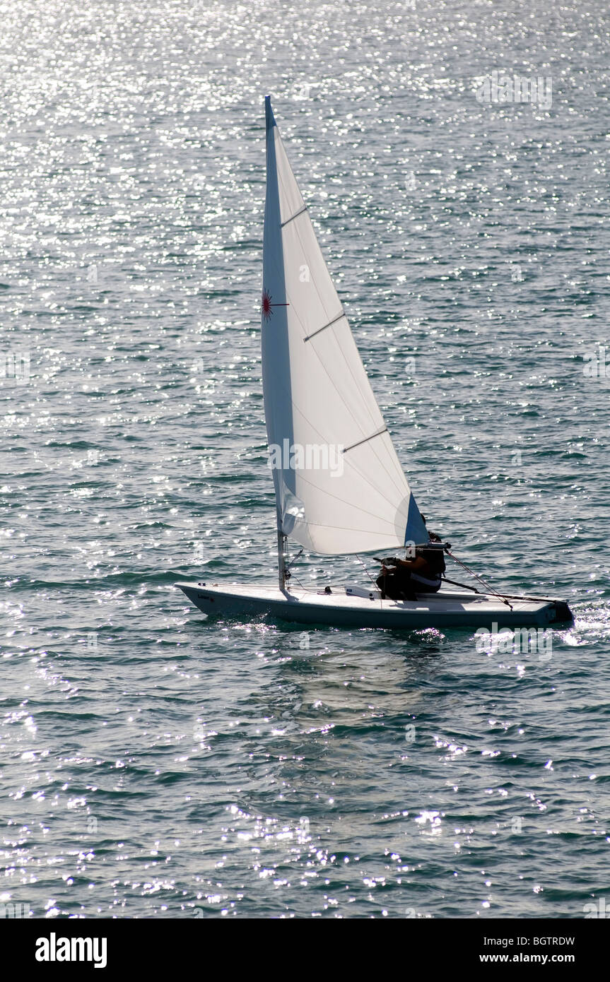 Bateau à voile location de bateaux de plaisance voile voiles vent dans le  concours de la mer un homme Dingyi miteux Photo Stock - Alamy