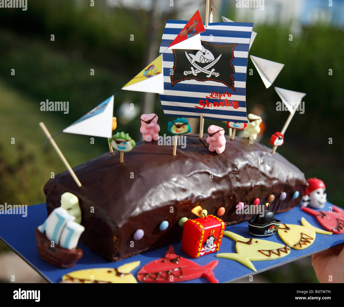 Pour Les Enfants Gateau En Forme De Bateau De Pirate Photo Stock Alamy Pour Les Enfants Gateau En Forme De Bateau De Pirate Photo Stock Alamy