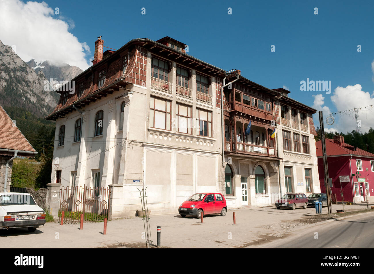 Bâtiment municipal local dans Busteni Roumanie Europe de l'Est Banque D'Images
