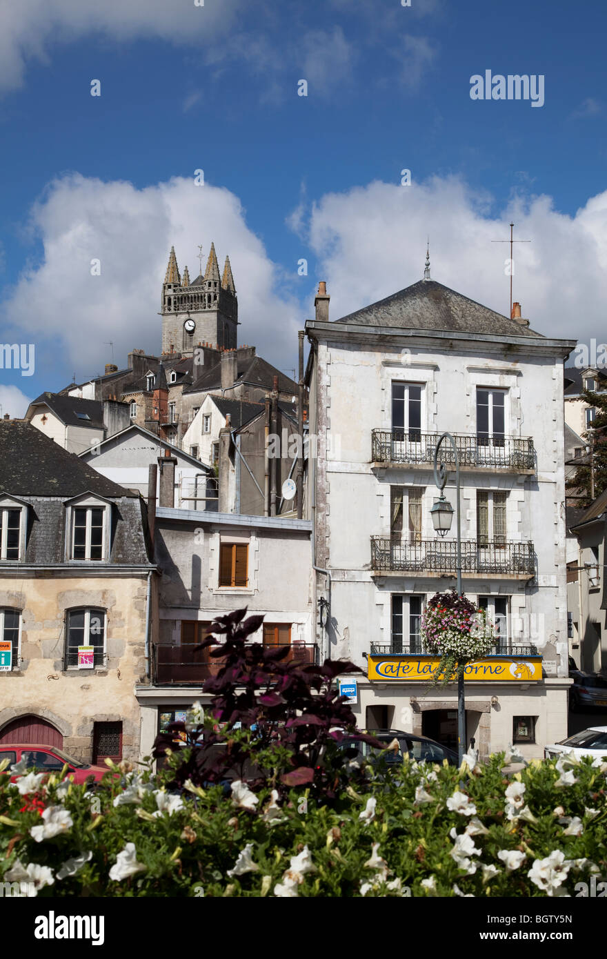 Notre-Dame de l'Assomption au-dessus Quai Brizeux à Quimperlé Banque D'Images