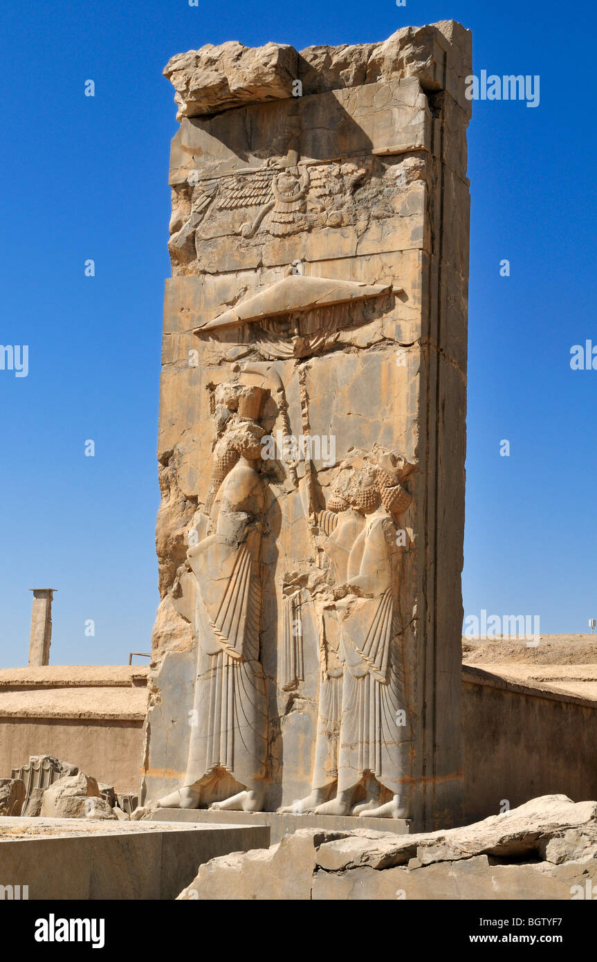 Bas-relief avec Dieu Ahuramazda au site archéologique de Persépolis achéménide, Site du patrimoine mondial de l'UNESCO, la Perse, l'Iran, comme Banque D'Images