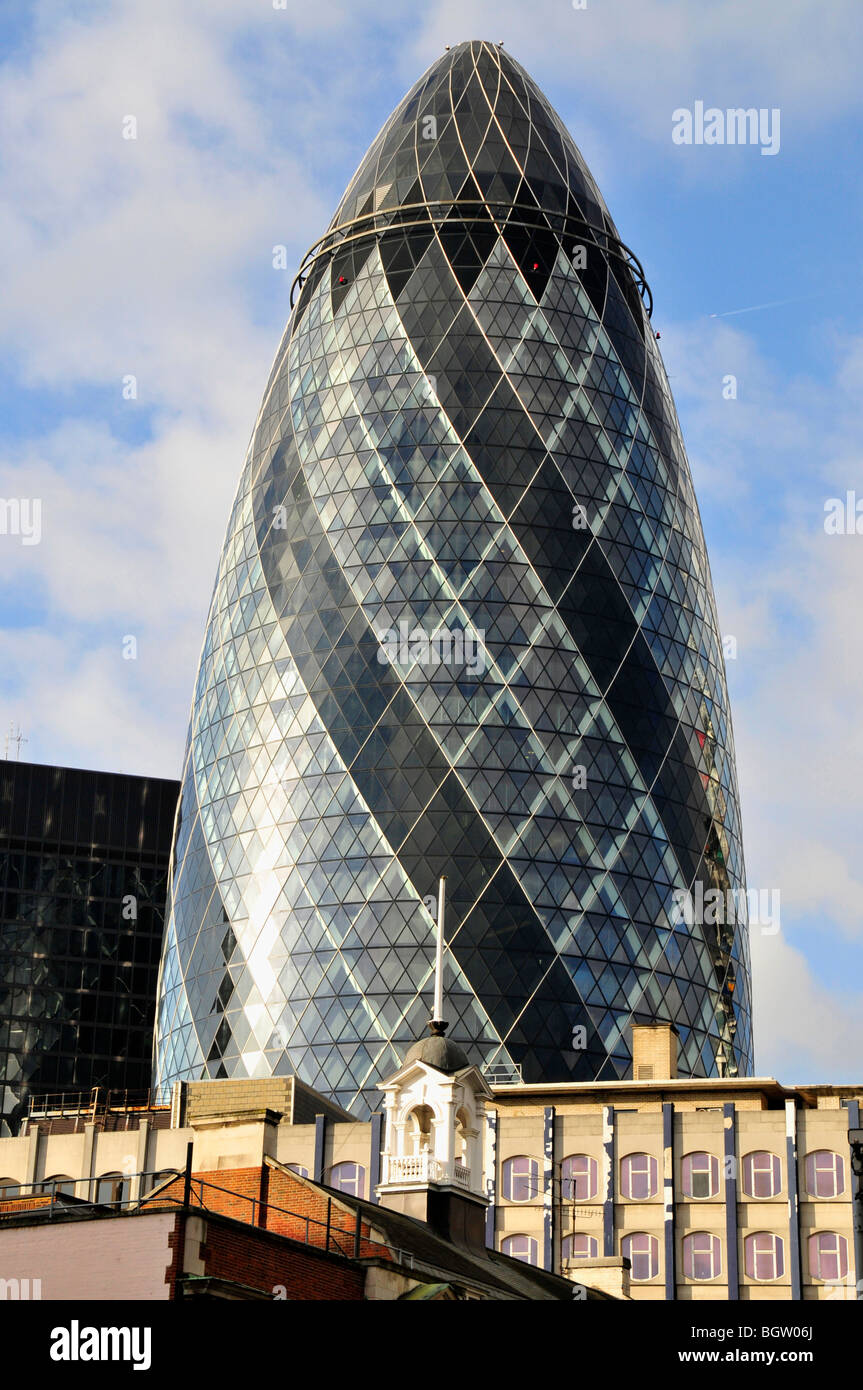 Le Gherkin ou la tour Swiss Re, Londres, Angleterre, Royaume-Uni, Europe Banque D'Images