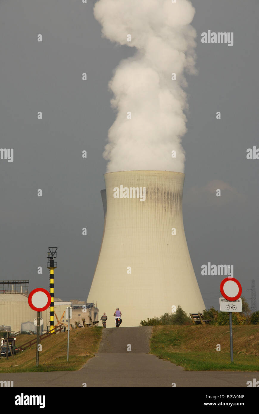 Centrale nucléaire en Belgique Doel Banque D'Images