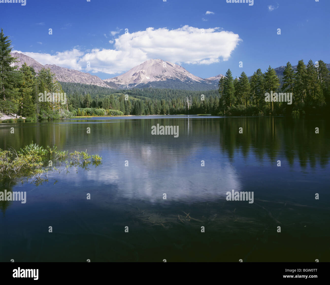 - La Californie Lassen Peak de Manzanita Lake dans le Parc national volcanique de Lassen. Banque D'Images