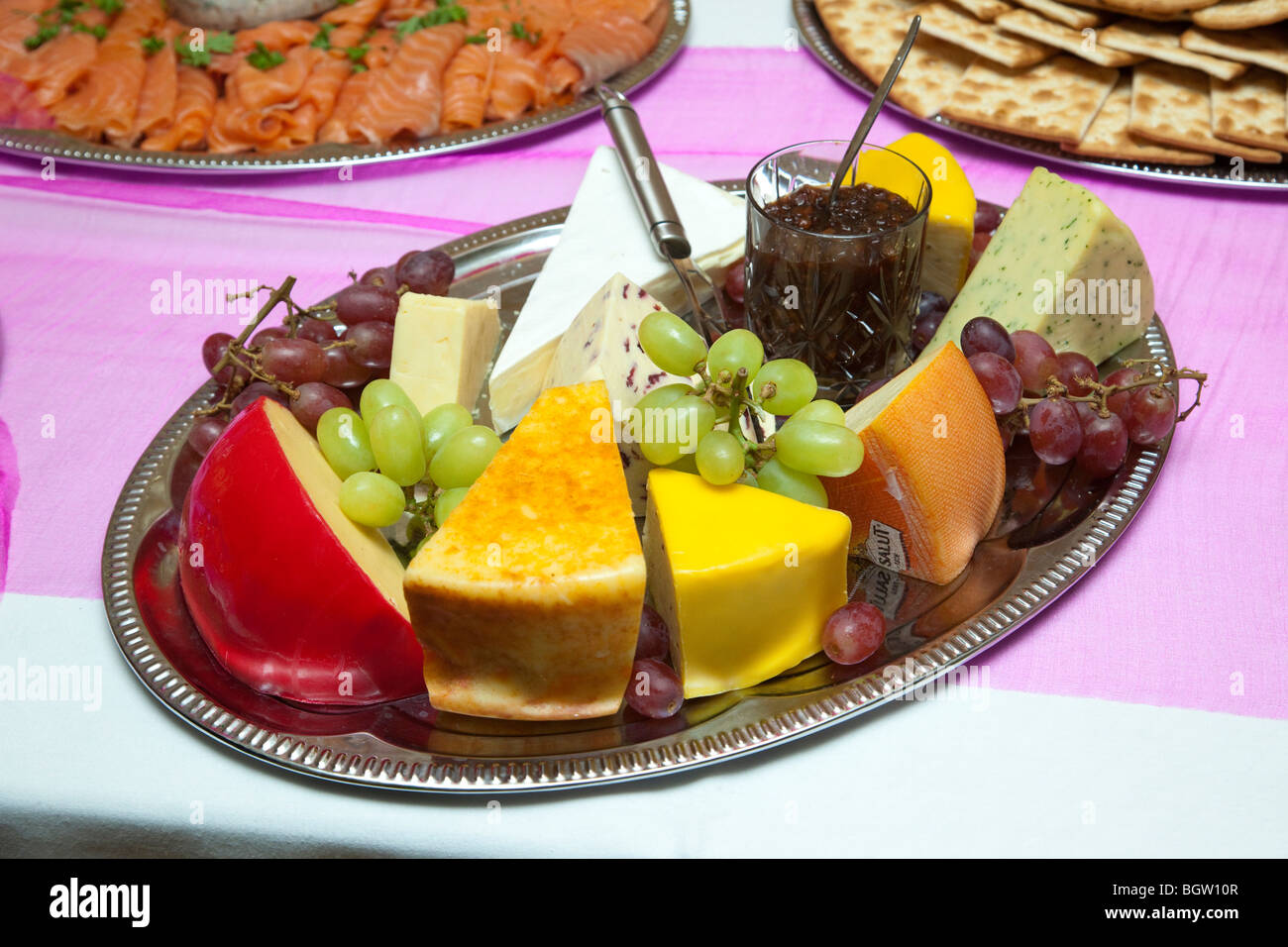 Plusieurs types de raisin et de fromages sur un plateau Banque D'Images