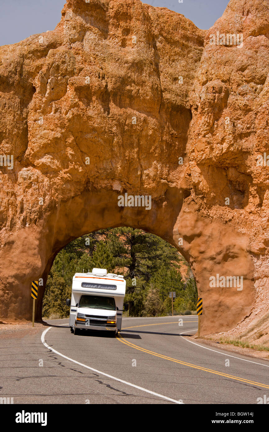 Un véhicule récréatif voyageant sur la route Banque D'Images