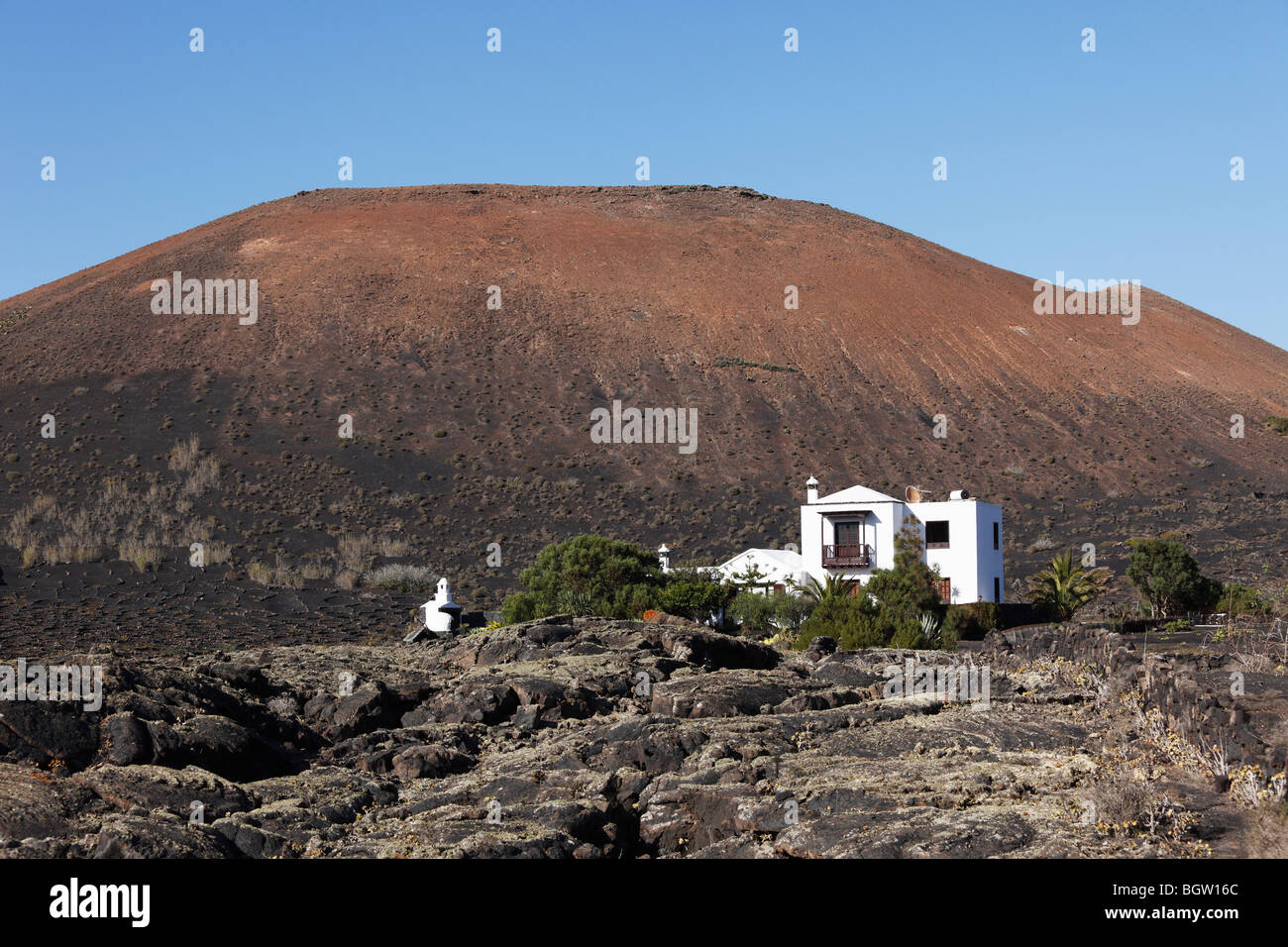 Montaña de Juan Bello volcan, maison dans un champ de lave, La Geria, Lanzarote, Canary Islands, Spain, Europe Banque D'Images