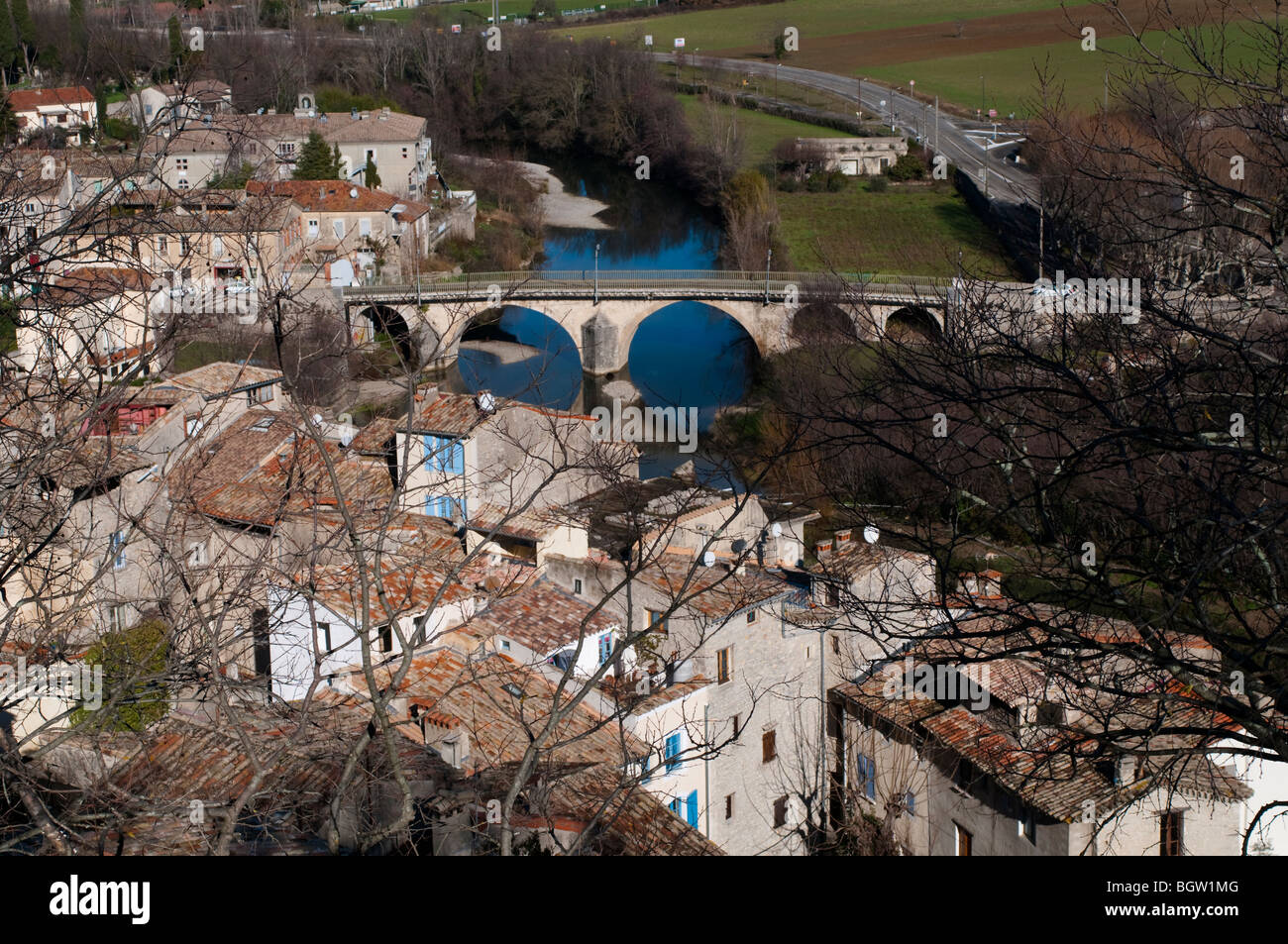 Vue sur la ville médiévale de Sauve avec un pont sur la rivière Vidourle, Gard, sud de la France Banque D'Images