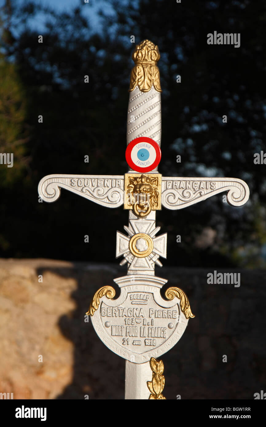 Croix dans la forme d'une épée avec une cocarde dans les couleurs nationales, la tombe du soldat, la Première Guerre mondiale, cimetière de la place Birmingham Inverness Banque D'Images
