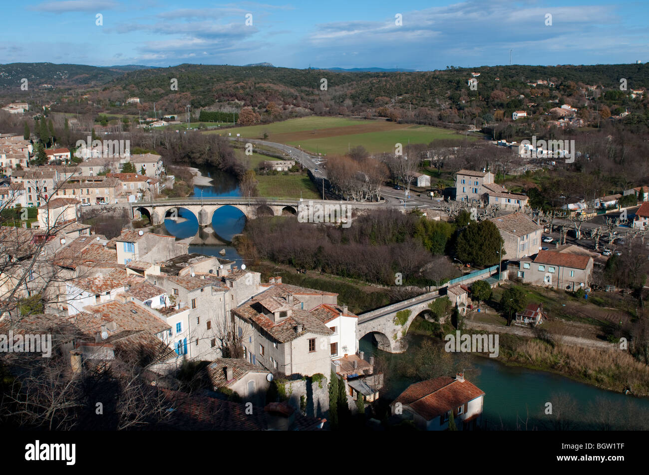 Vue sur la ville médiévale de Sauve avec deux ponts sur la rivière Vidourle, Gard, sud de la France Banque D'Images