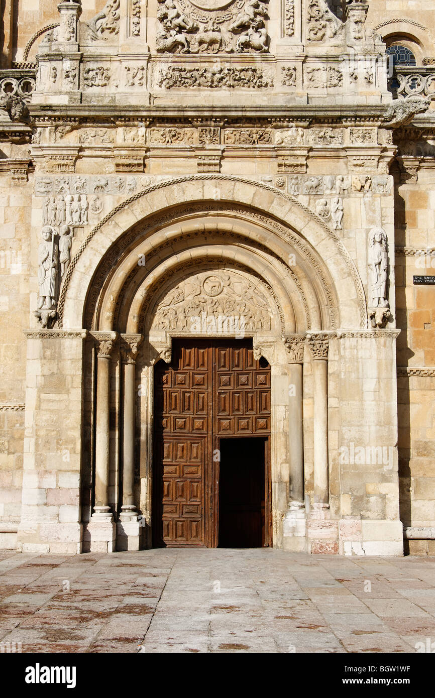 Agneau ' porte romane puerta del cordero de la Basilique St Isidoro int il ville de León Banque D'Images