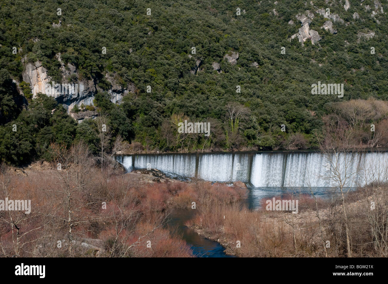 Cascade sur le fleuve Hérault, Hérault, dans le sud de la France Banque D'Images