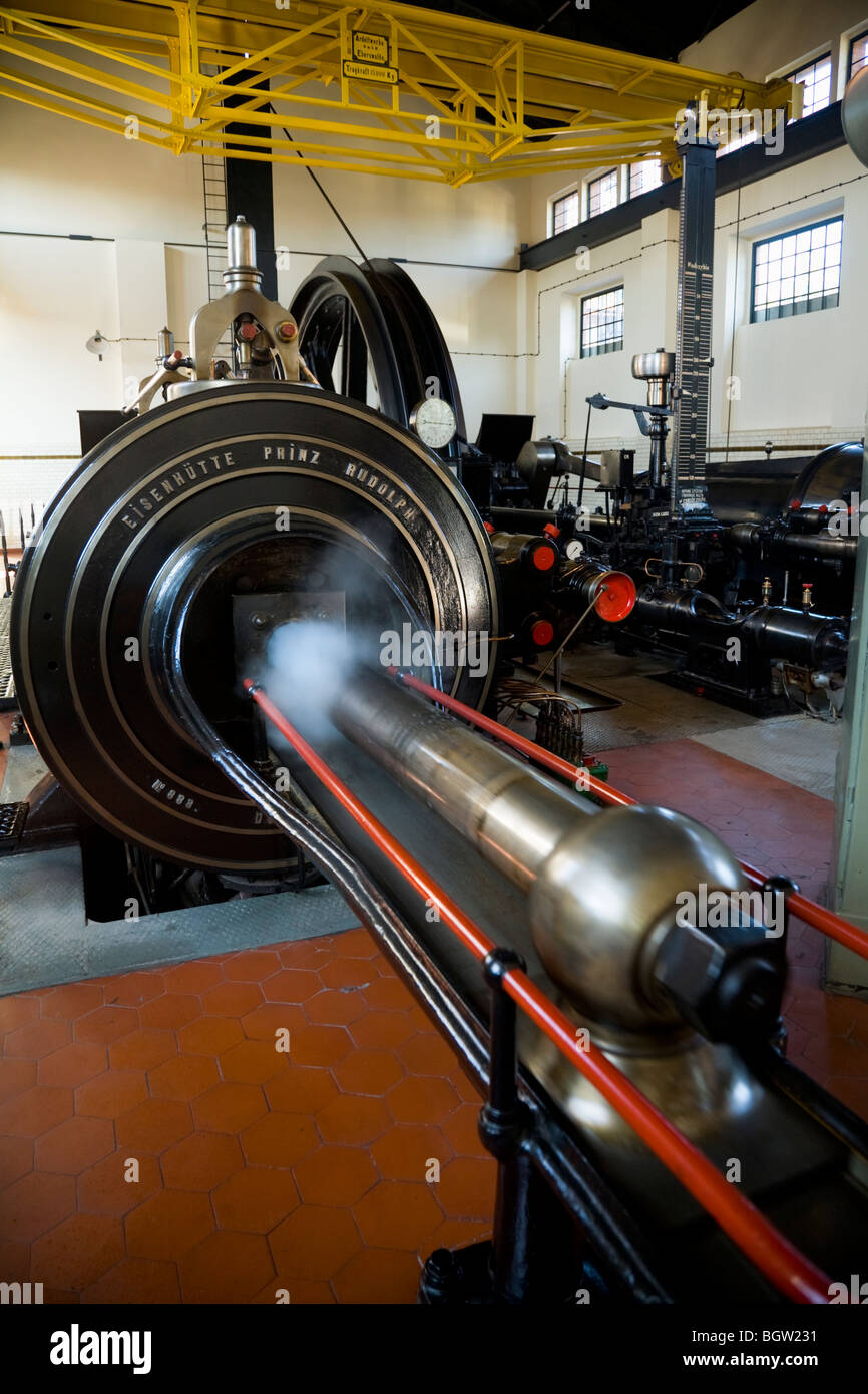 Bobinage moteur avec grande vapeur piston en mouvement au musée de la mine de charbon de Louisa. Zabrze, Silésie. La Pologne. Banque D'Images