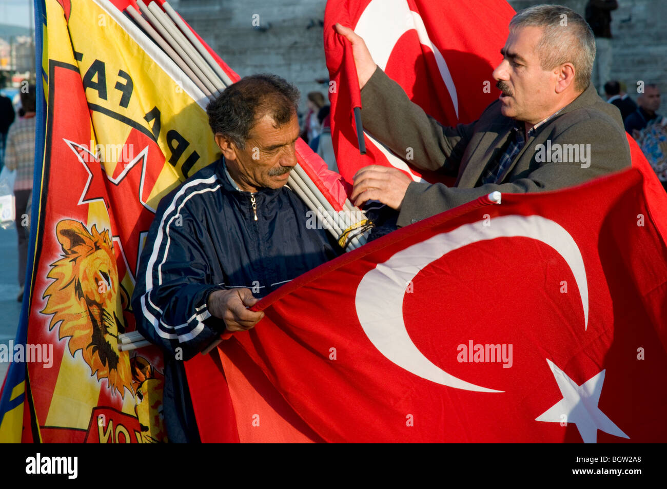 Drapeaux turcs ventes à l'extérieur du bazar égyptien à Eminönü.Istanbul Turquie.. Banque D'Images