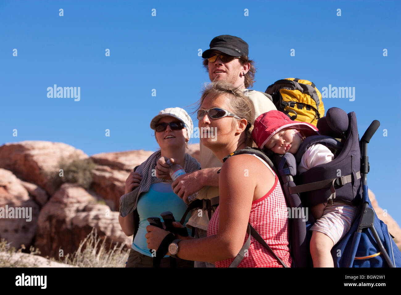 Trois adultes et un enfant au Red Rocks National Monument, Nevada, USA Banque D'Images