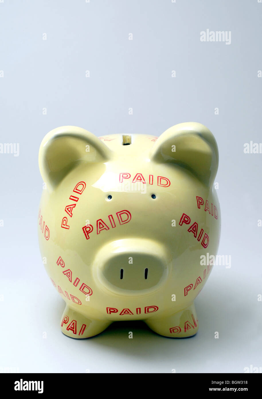 Tirelire COUVERTE DE TIMBRES 'payé' LA DETTE FINANCIÈRE RE,DETTES,PRÊTS,PRÊTS,PAYER,OFF,payé. La récession de l'ÉCONOMIE DES REVENUS D'ÉPARGNE UK Banque D'Images