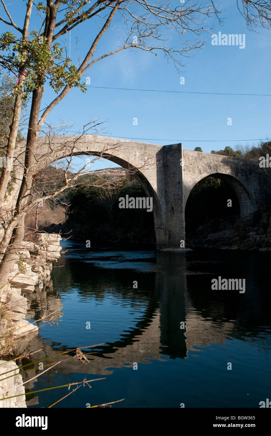 Bridge Saint Etienne d'Issensac sur l'Hérault, dans le sud de la France Banque D'Images