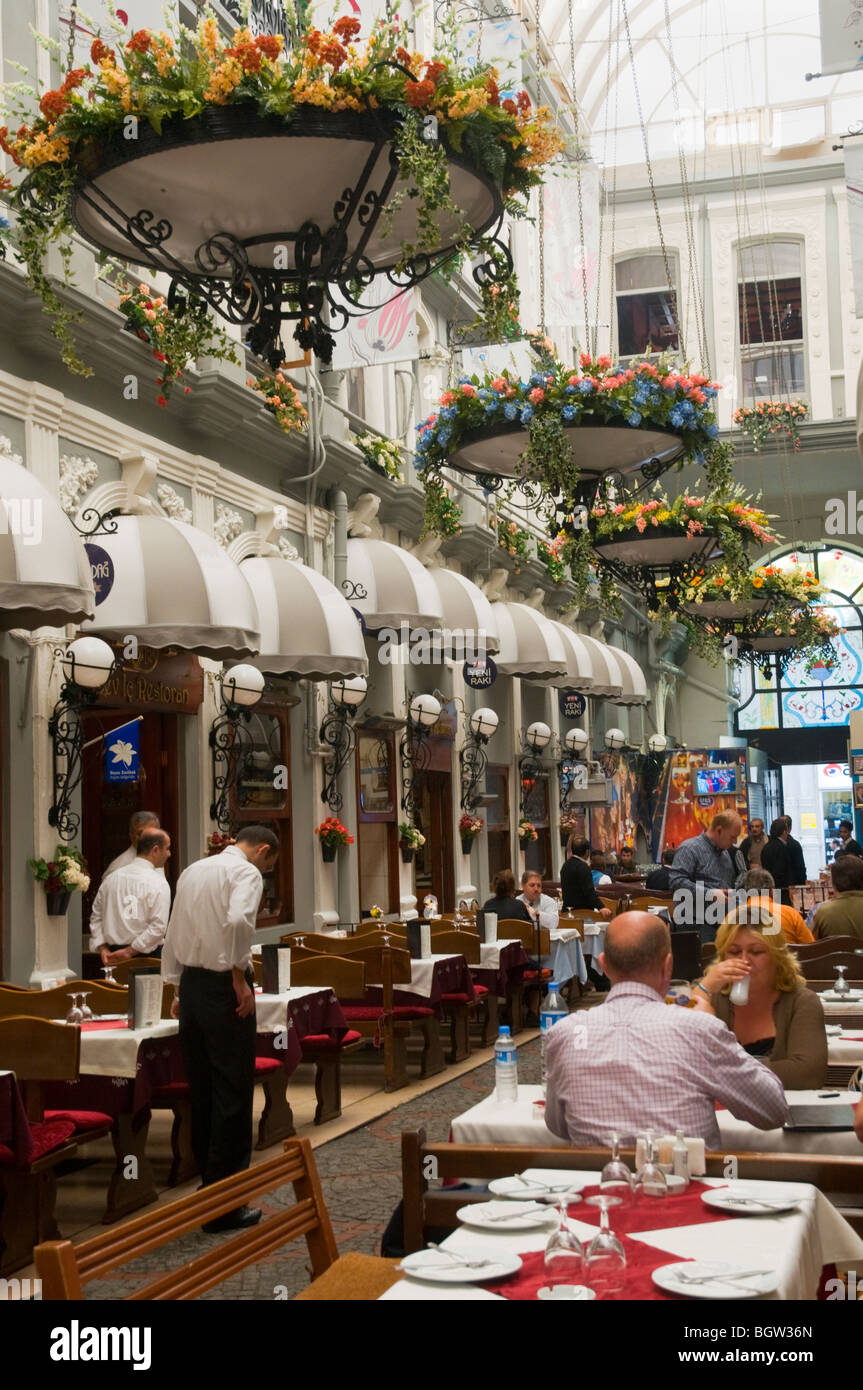 Restaurants à Ciçek Pasaji (passage des fleurs), , d'Istiklal Cadessi. Beyoglu. Istanbul. La Turquie. Banque D'Images