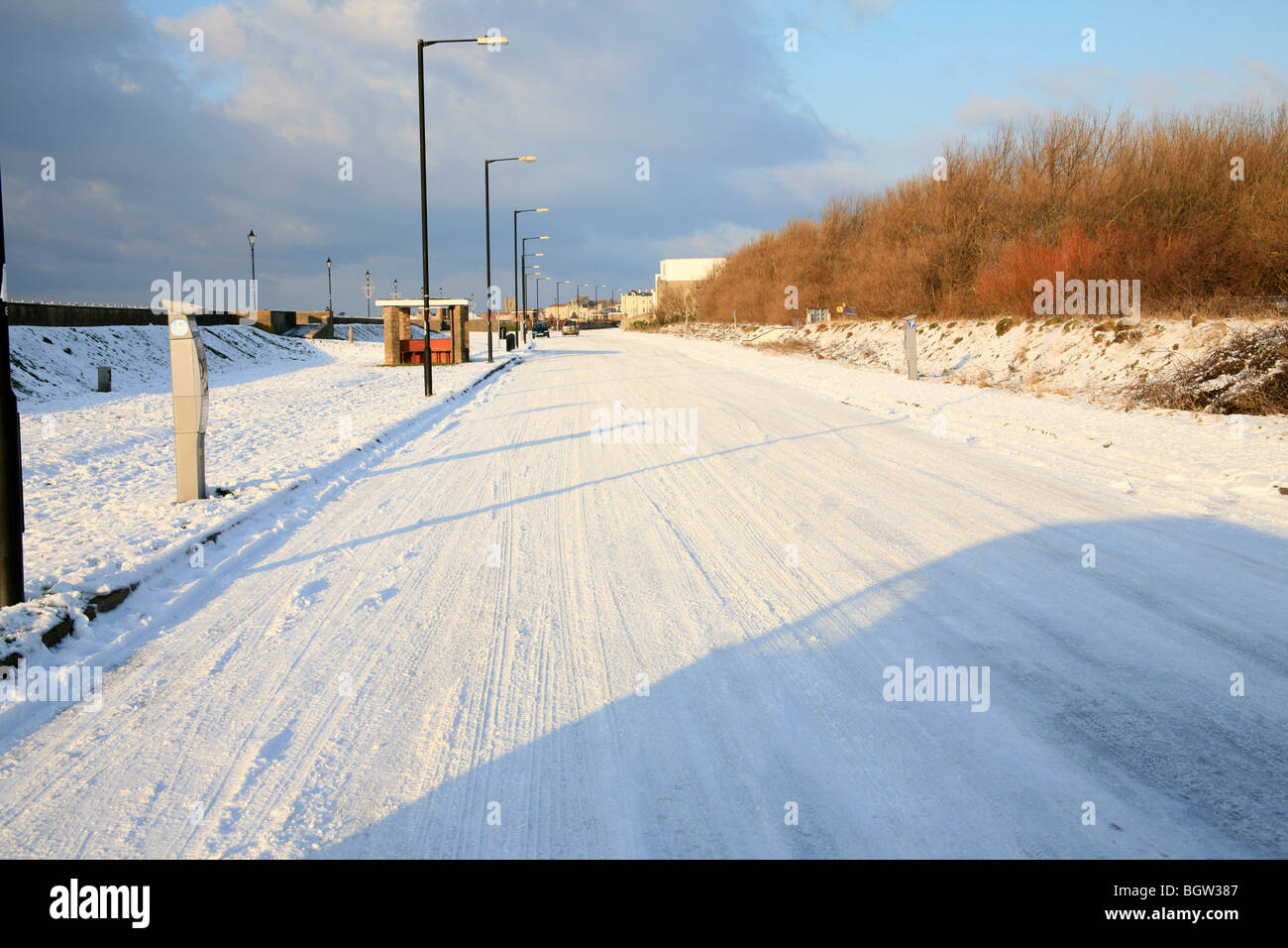 La route de la côte dans la région de burnham on sea couvertes de neige Banque D'Images