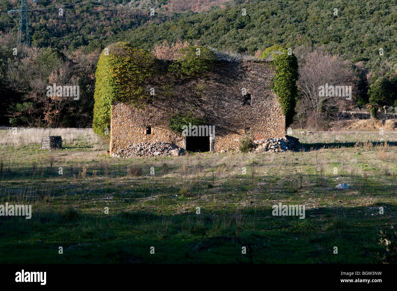 Maison de ferme abandonnée dans la vallée de la Bueges, Hérault, dans le sud de la France Banque D'Images