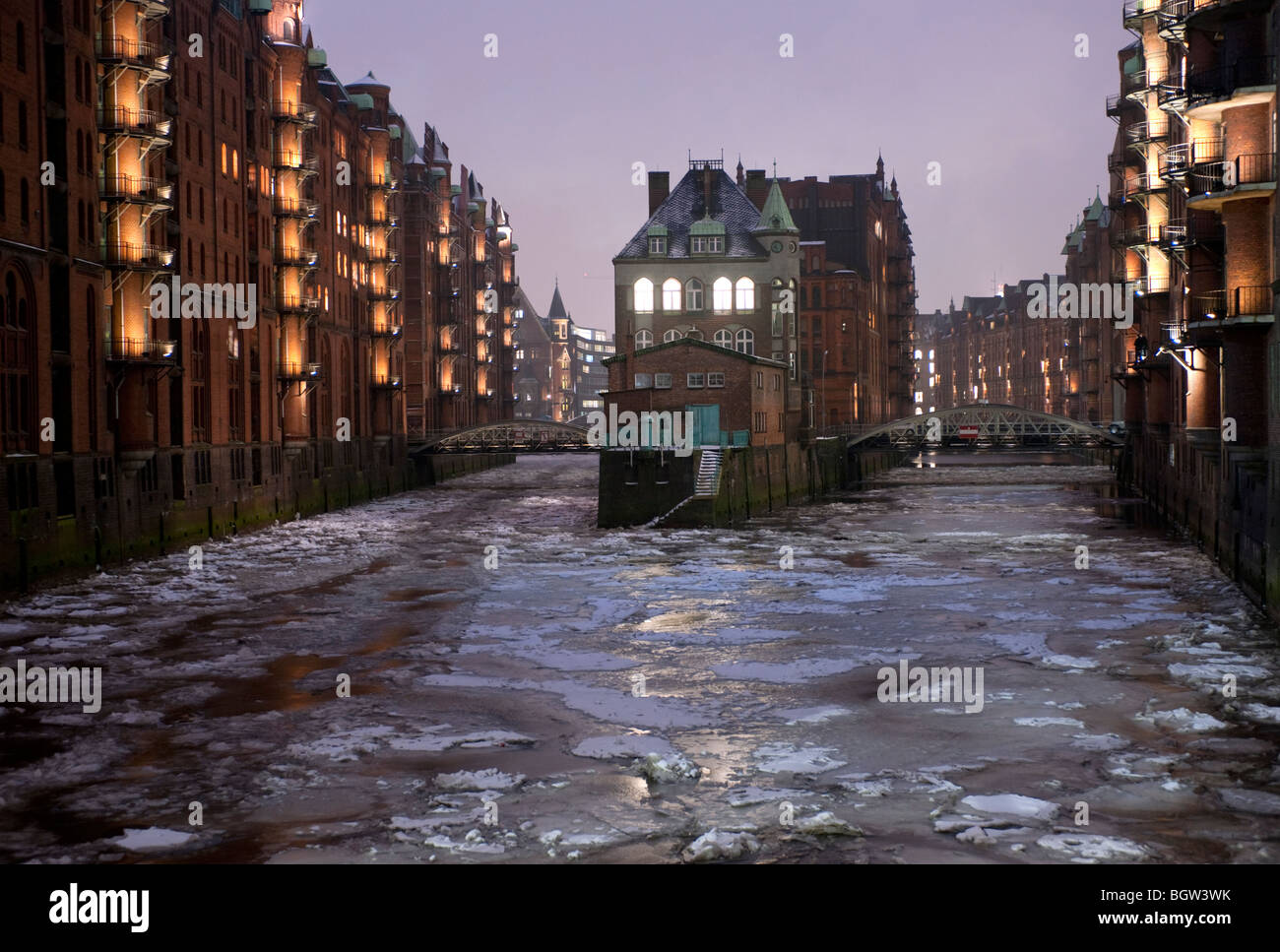 Les canaux gelés en hiver, dans quartier commerçant historique Speicherstadt à Hambourg Allemagne Banque D'Images