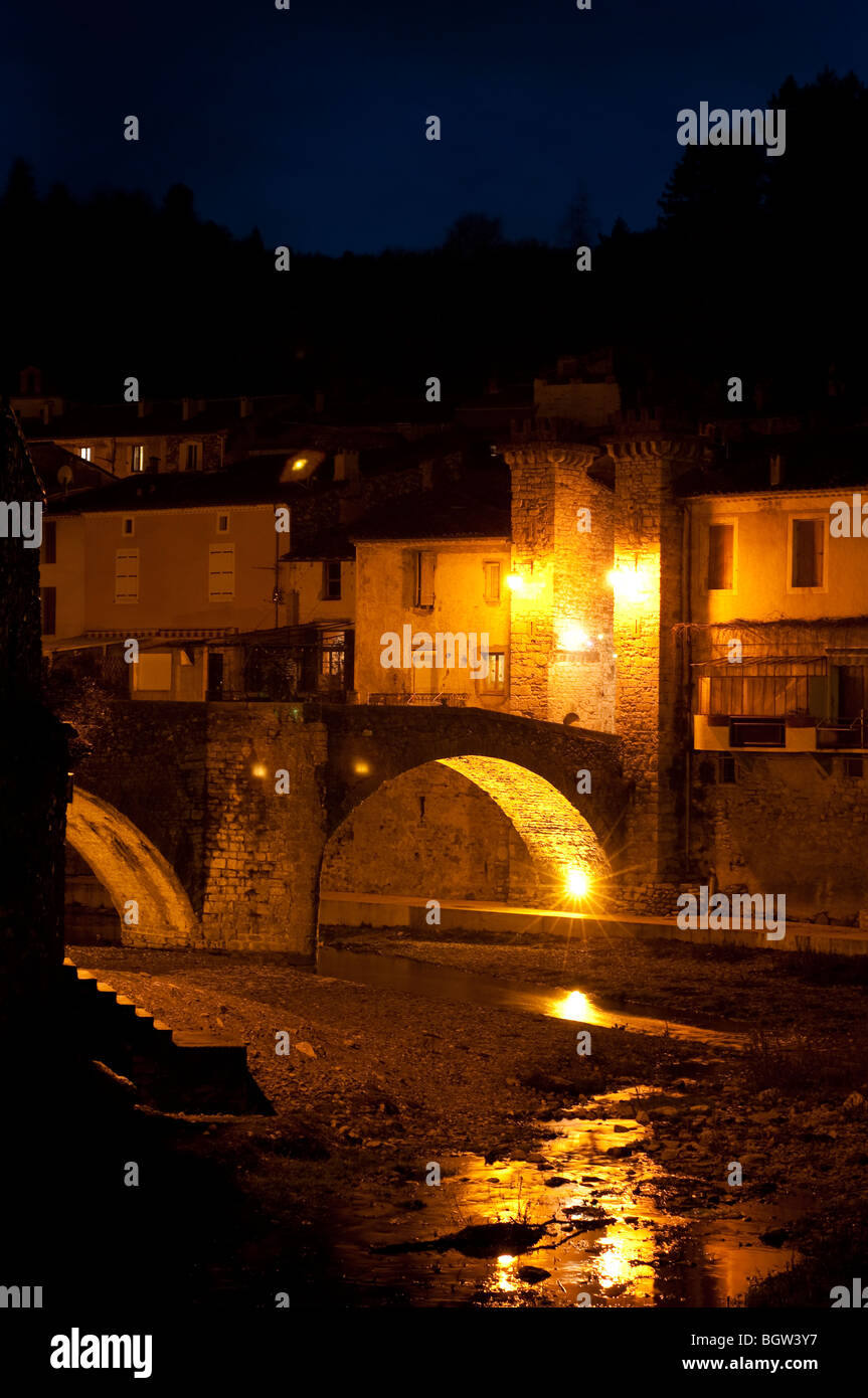 Pont et le 12ème siècle de la porte des remparts, dans le village médiéval Sumene, Gard, dans le sud de la France Banque D'Images