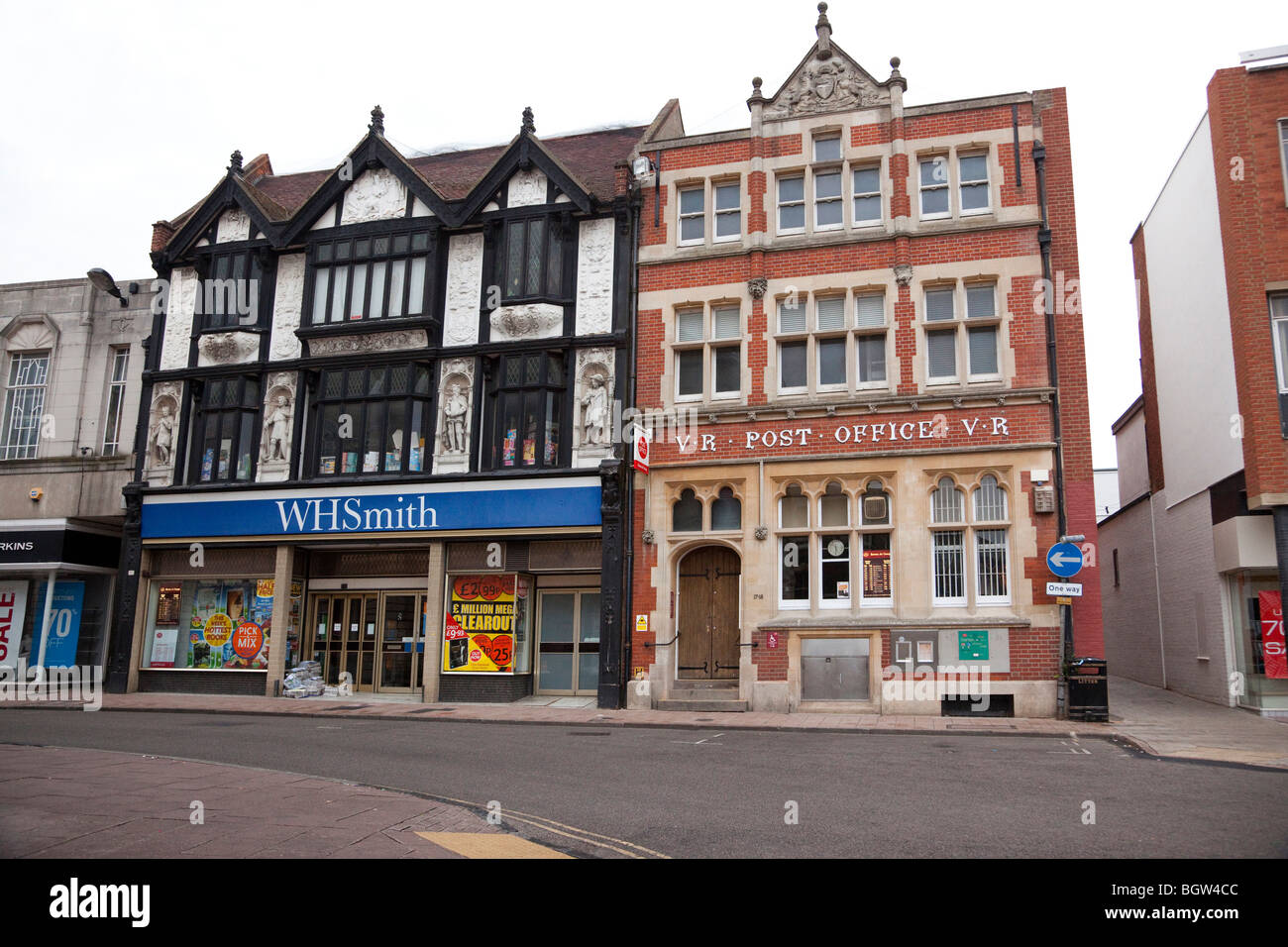 WH Smith et bureau de poste principal au centre-ville de Bury St Edmunds, Royaume-Uni Banque D'Images