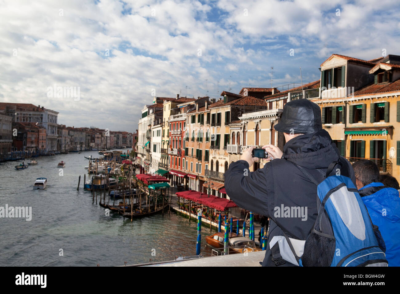 Prendre une photo de tourisme Grand Canal du pont du Rialto à Venise, Italie Banque D'Images