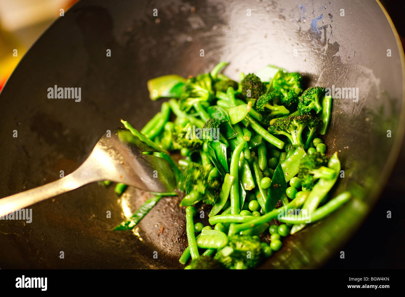 La cuisson au wok de légumes Chef pan Banque D'Images