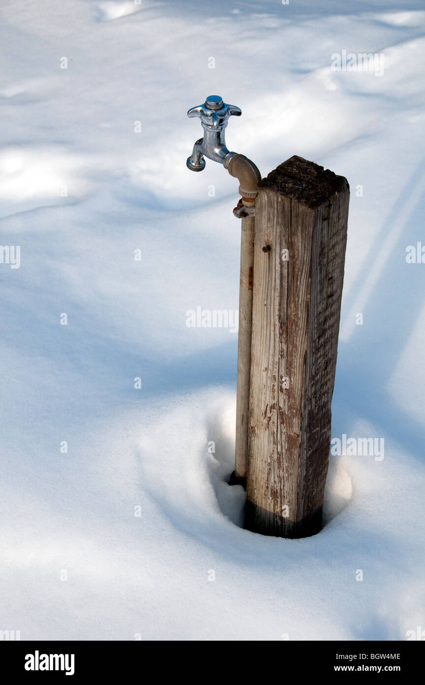 Un robinet d'eau dans la neige. Banque D'Images