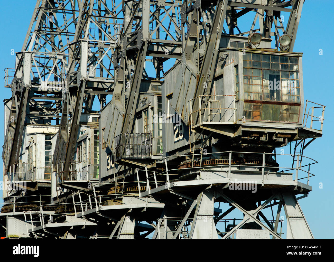 Une vue étroite de conserves Stothert & Pitt grues de chargement à l'extérieur du hangar M museum de Bristol docks sur une très belle journée ensoleillée. Banque D'Images