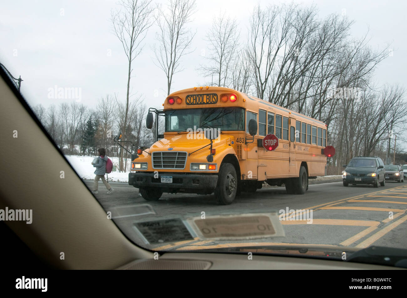 School bus letting off les élèves. Banque D'Images