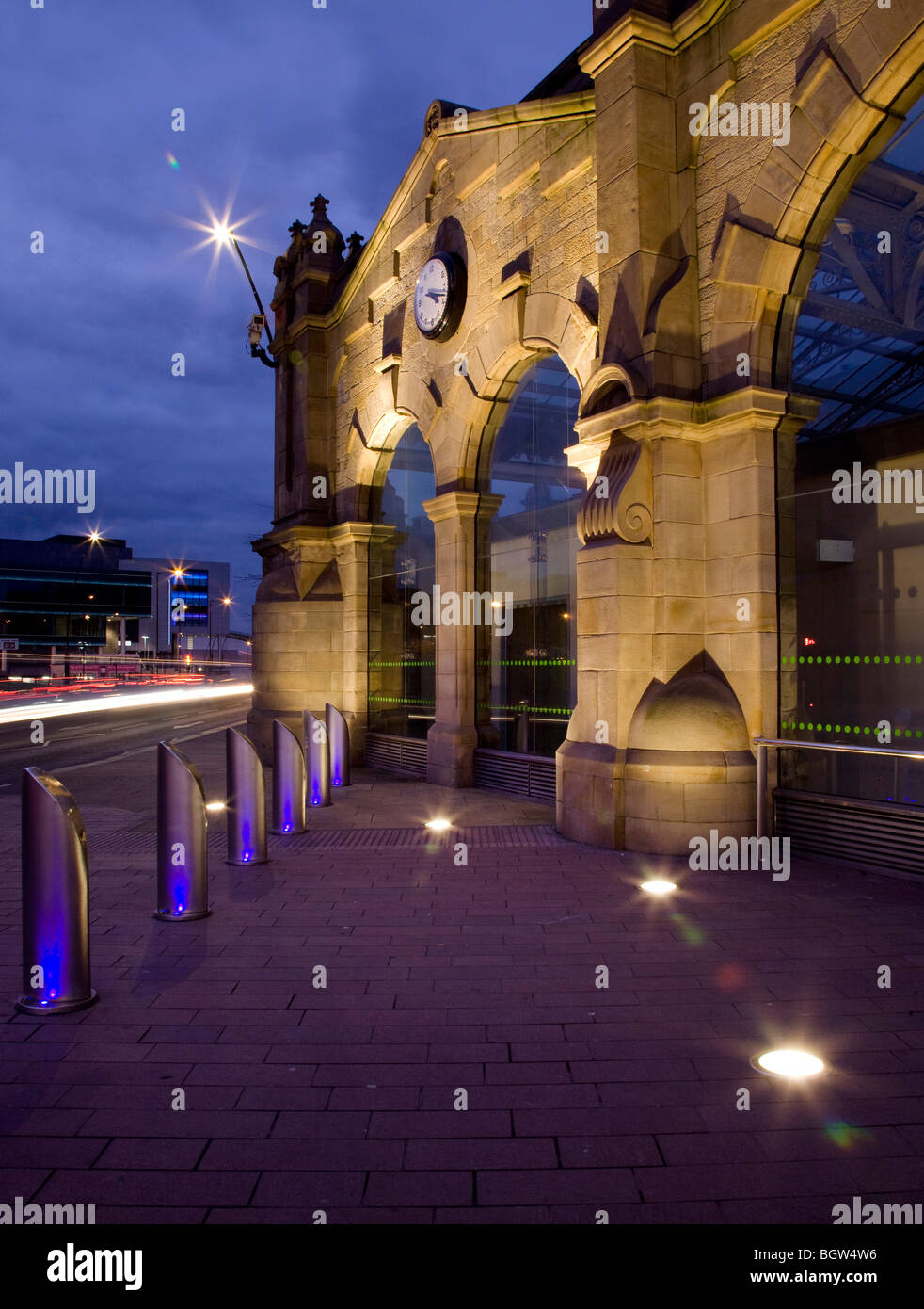 Vue extérieure de la gare de Sheffield en soirée. en se concentrant sur les nouvelles fenêtres de verre inséré dans la structure d'origine en pierre. Banque D'Images