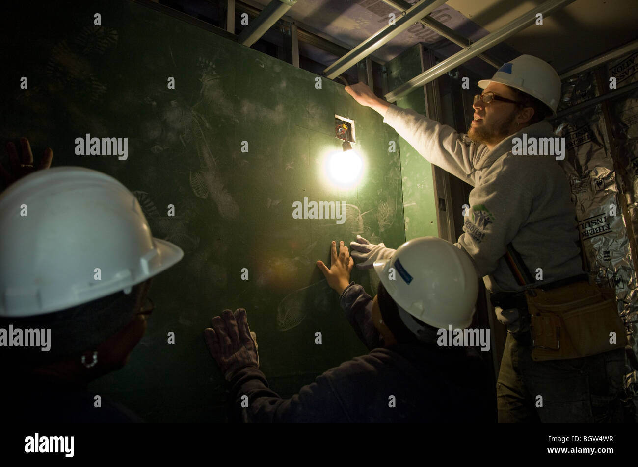 Les bénévoles d'Habitat pour l'Humanity-New rock fiche d'installation de New York dans le quartier de Bedford Stuyvesant à Brooklyn à New York Banque D'Images