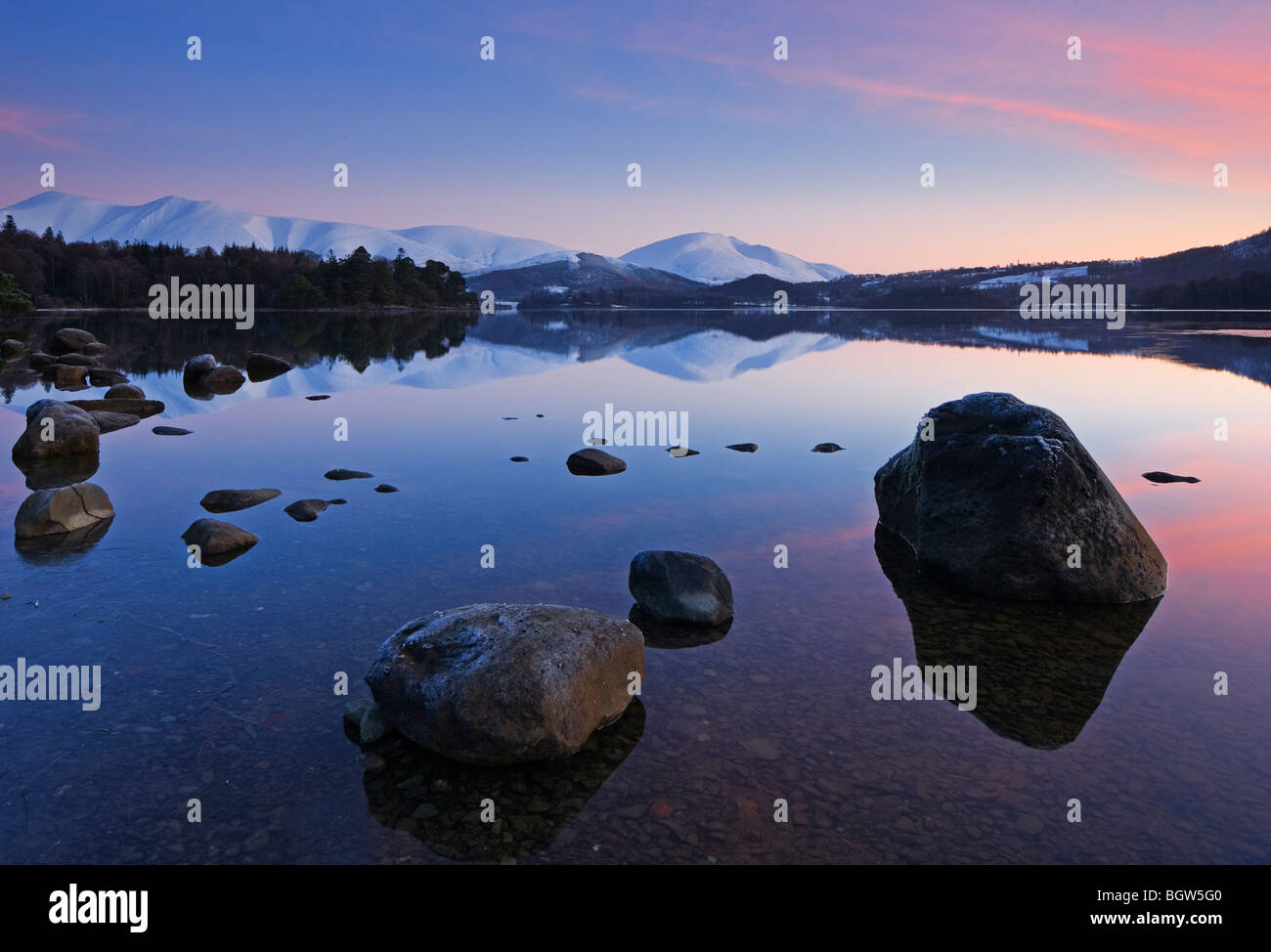 Vue sur le lac Derwentwater aux sommets enneigé de Skiddaw et Blencathra dans le Parc National du Lake District, Cumbria, Royaume-Uni Banque D'Images