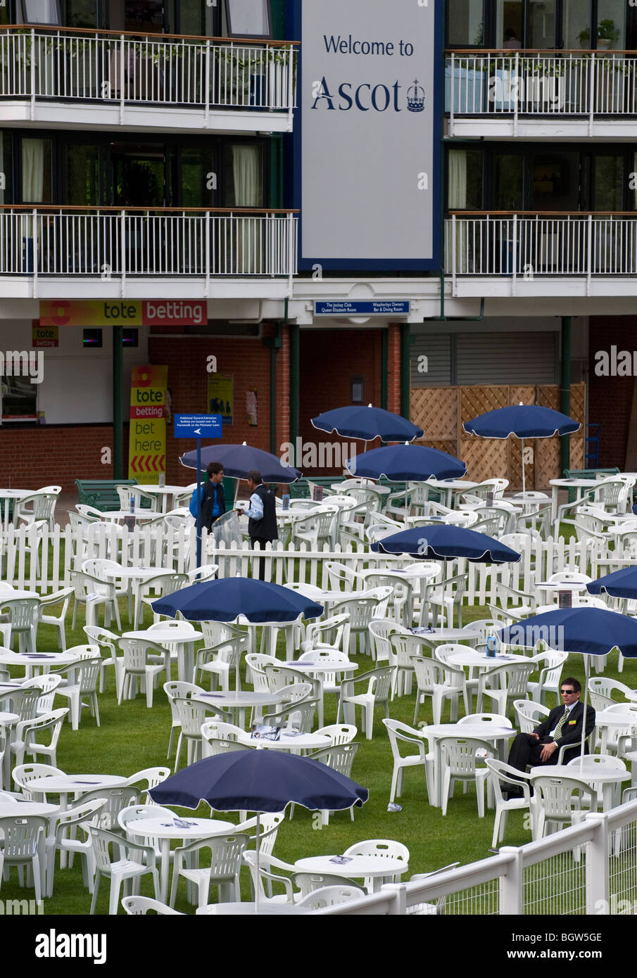 Homme assis seul dans le café en plein air au début le jour de la course au Royal Ascot Banque D'Images