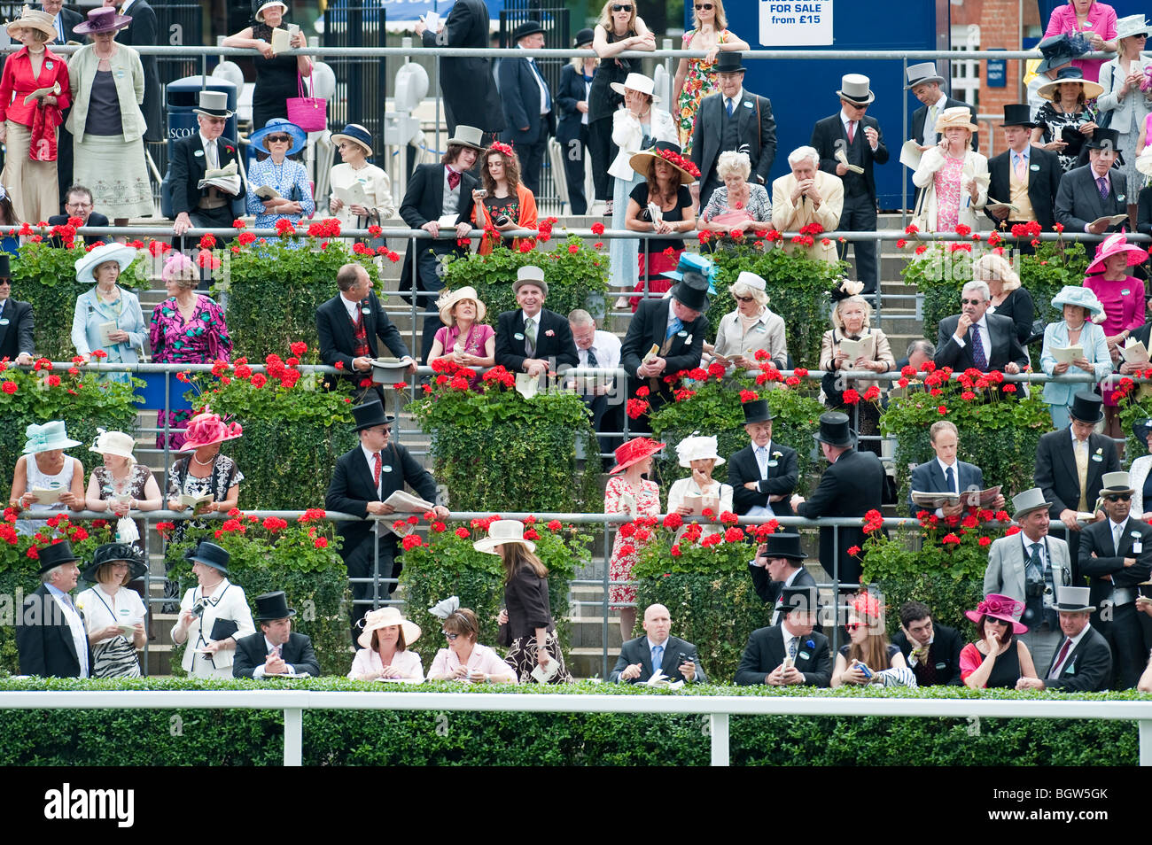 Racegoers autour de l'anneau de parade à Royal Ascot Banque D'Images