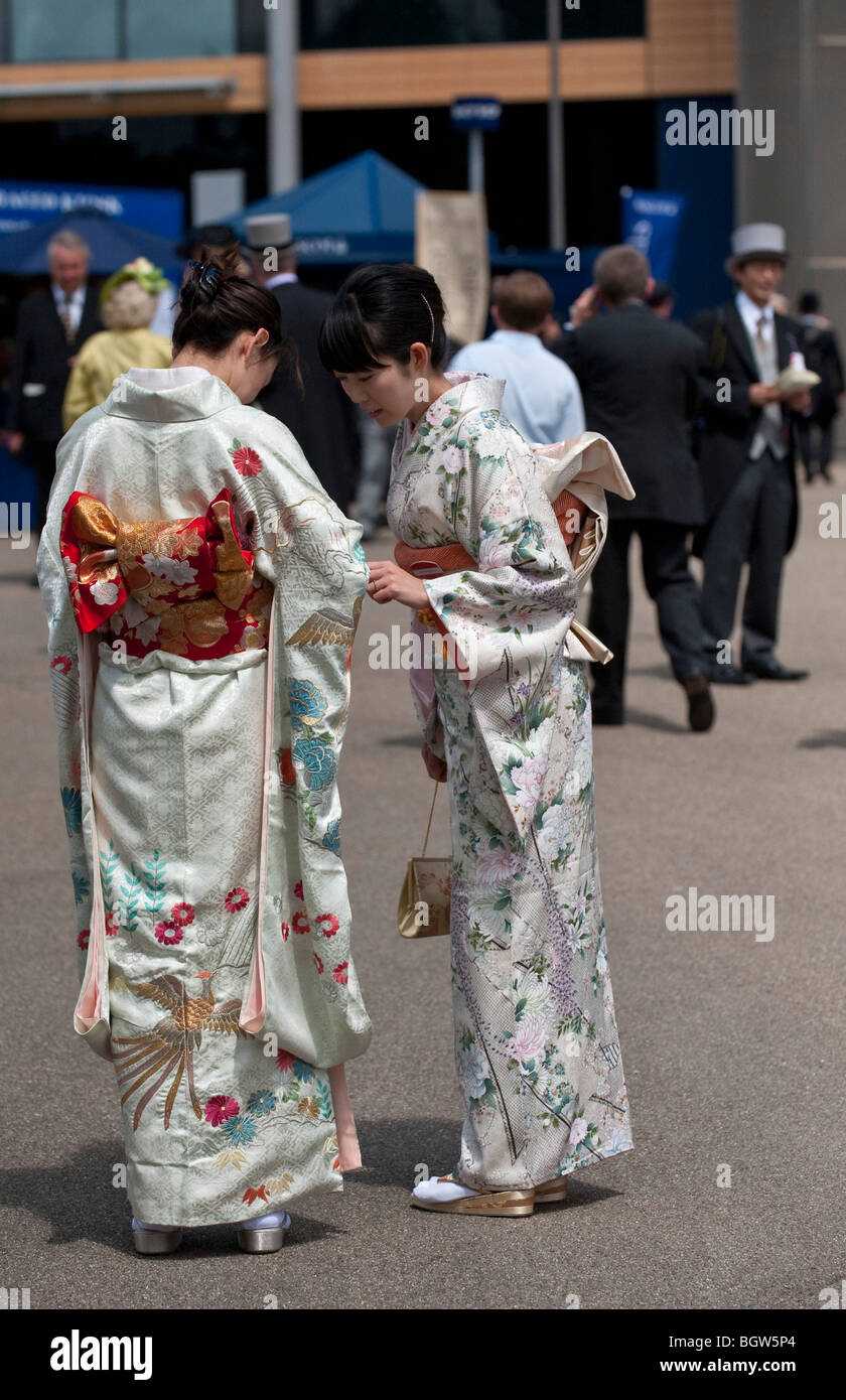 Deux femmes portant des kimonos japonais à Royal Ascot Photo Stock - Alamy