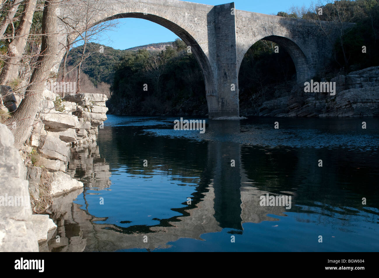 Bridge Saint Etienne d'Issensac sur l'Hérault, dans le sud de la France Banque D'Images