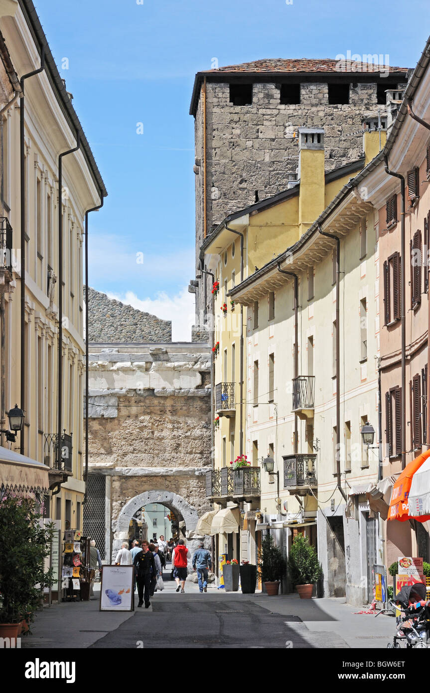 Via Porta Praetoria avec pierre rectangulaire tour médiévale de l'Ursi Signori Sancti à Aoste Italie Banque D'Images