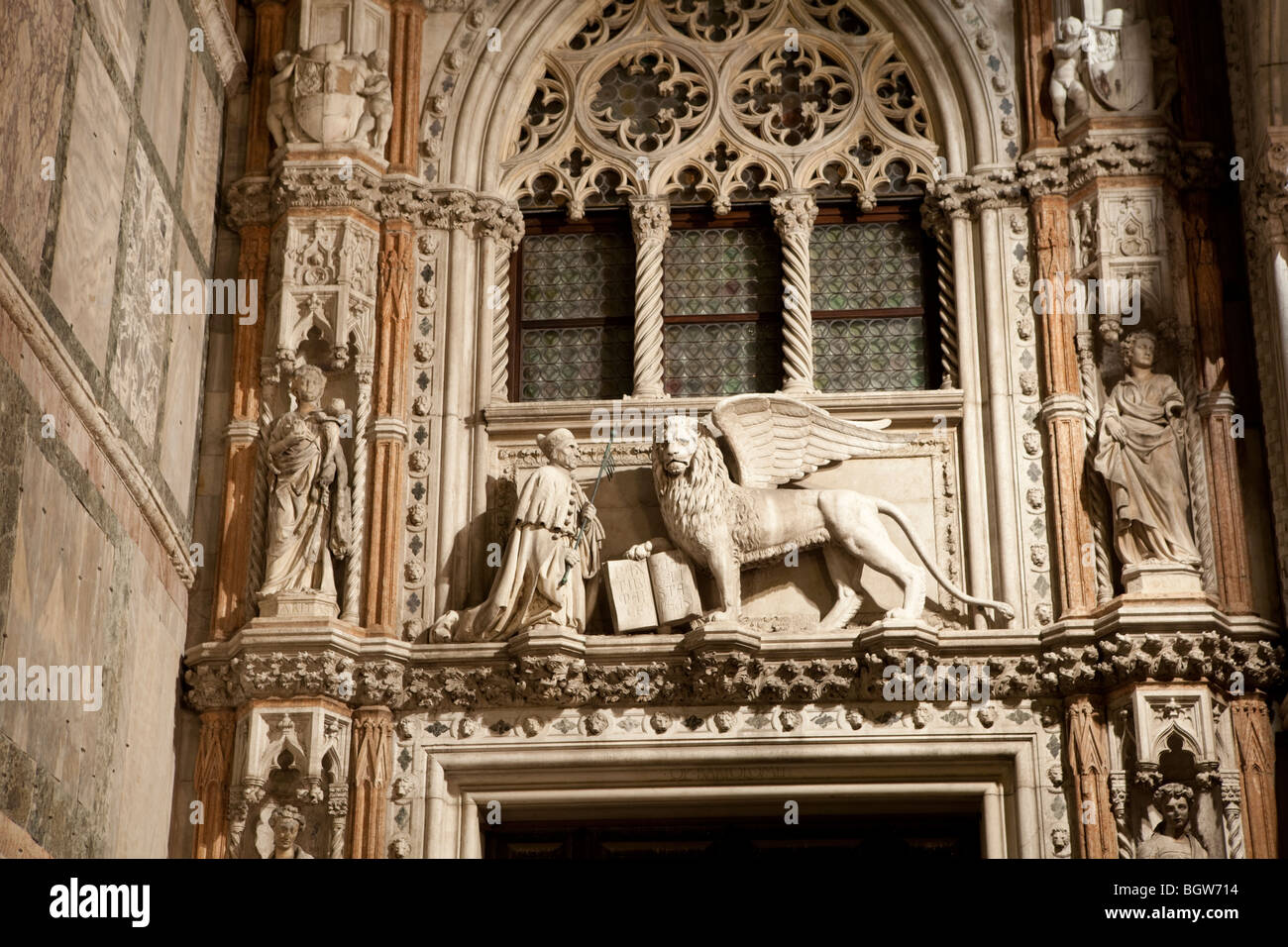 ST MARC ET LE LION AVEC DES AILES DE DÉCORATION DE LA CATHÉDRALE DE SAINT MARC À Venise, Italie Banque D'Images
