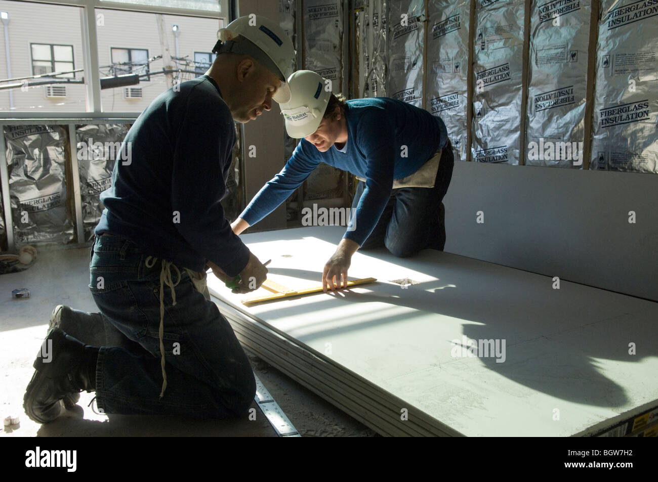 Les bénévoles d'Habitat pour l'Humanity-New rock fiche d'installation de New York dans le quartier de Bedford Stuyvesant à Brooklyn à New York Banque D'Images