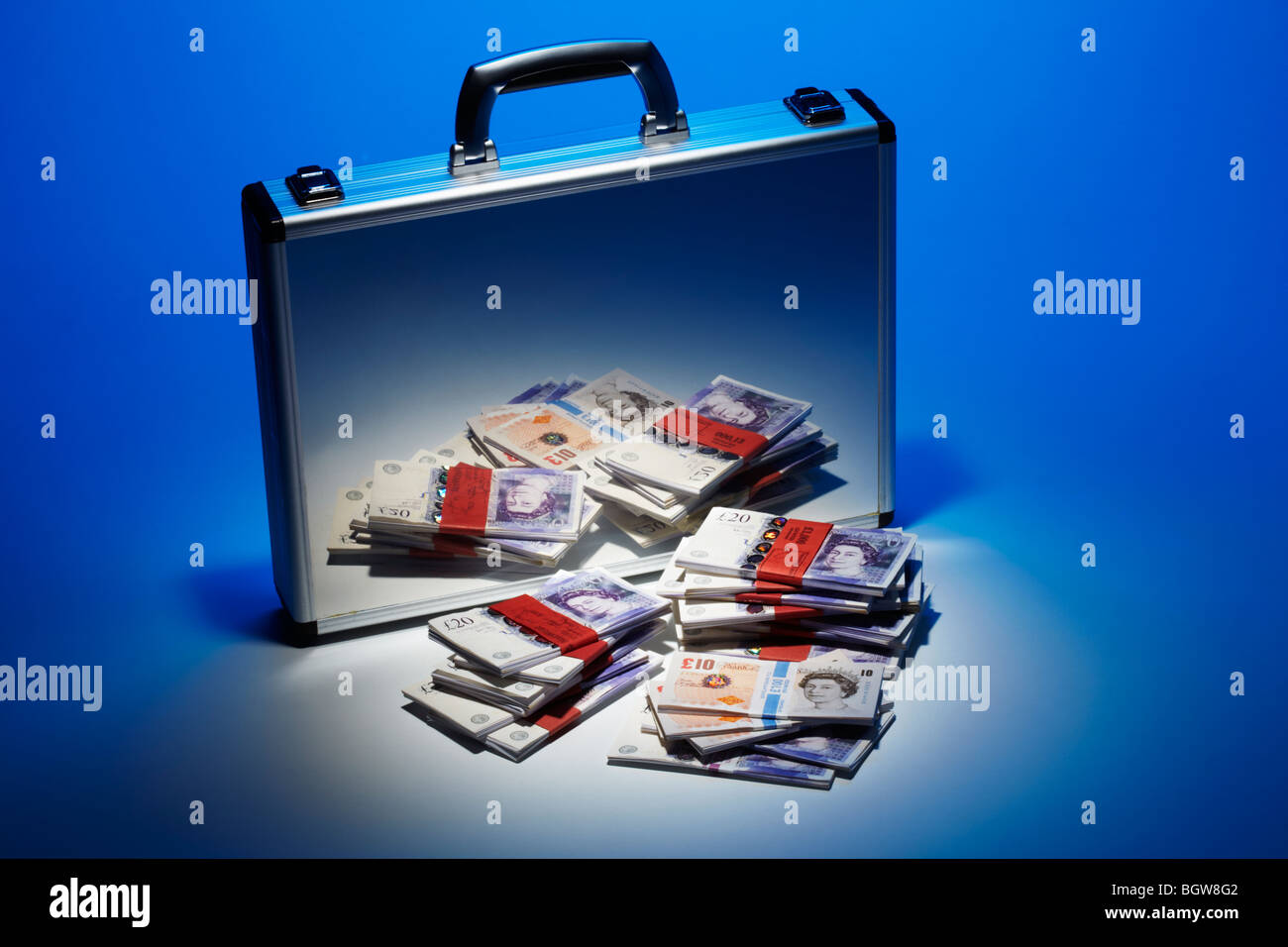 Billets de banque empilés reflétée dans l'argent bref cas Banque D'Images