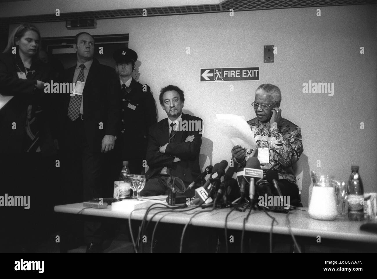 Nelson Mandela tient conférence de presse après la visite à 'Bomber' Lockerbie Abdelbaset Ali Mohmed Al Megrahi, Prison Barlinnie, UK. Banque D'Images