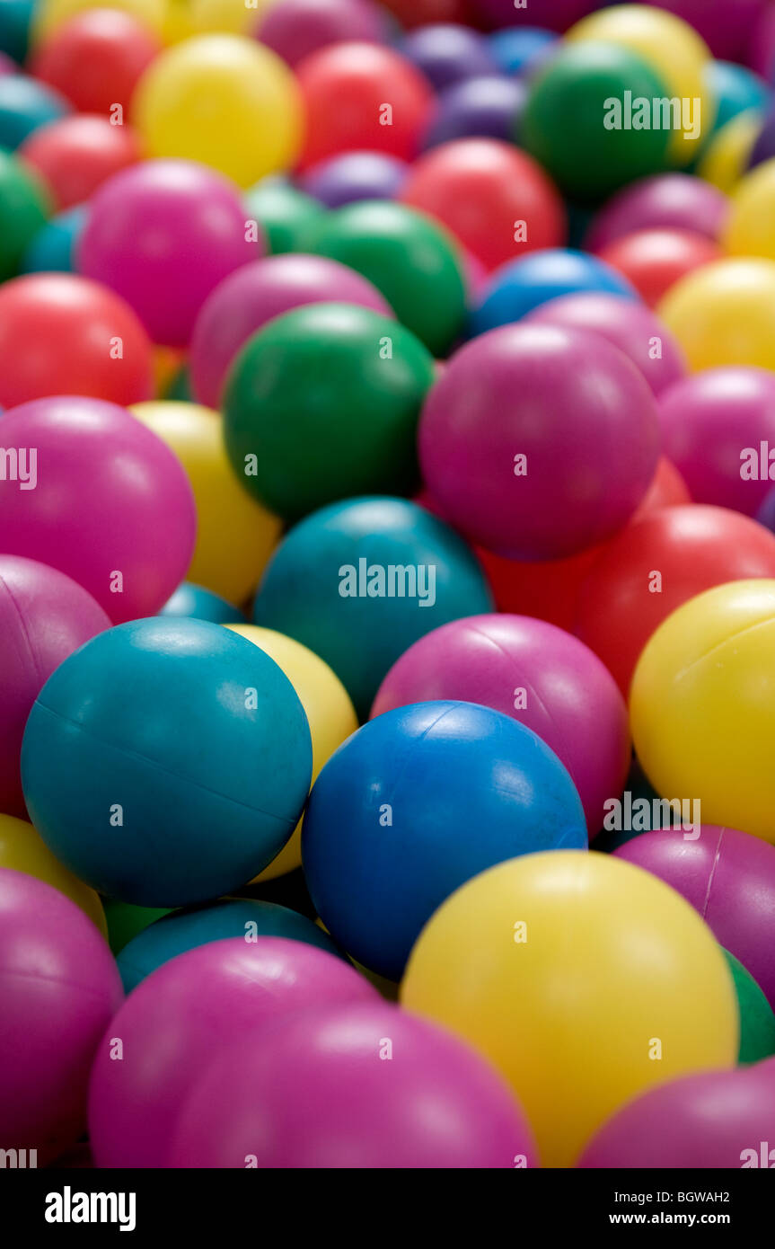 Boules colorées d'une balle pour enfants Aire de jeux. Banque D'Images